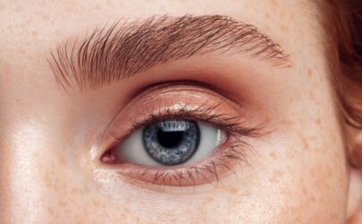 Chirurgie des arcades sourcilières à Paris pour féminiser le regard avec le Dr Brault